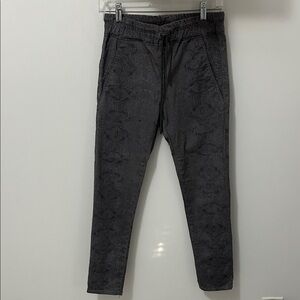 Bevy Flog Shely Gray Snake Print Pants